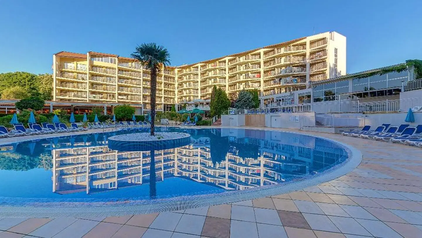 Madara Park Hotel OUTDOOR_POOL