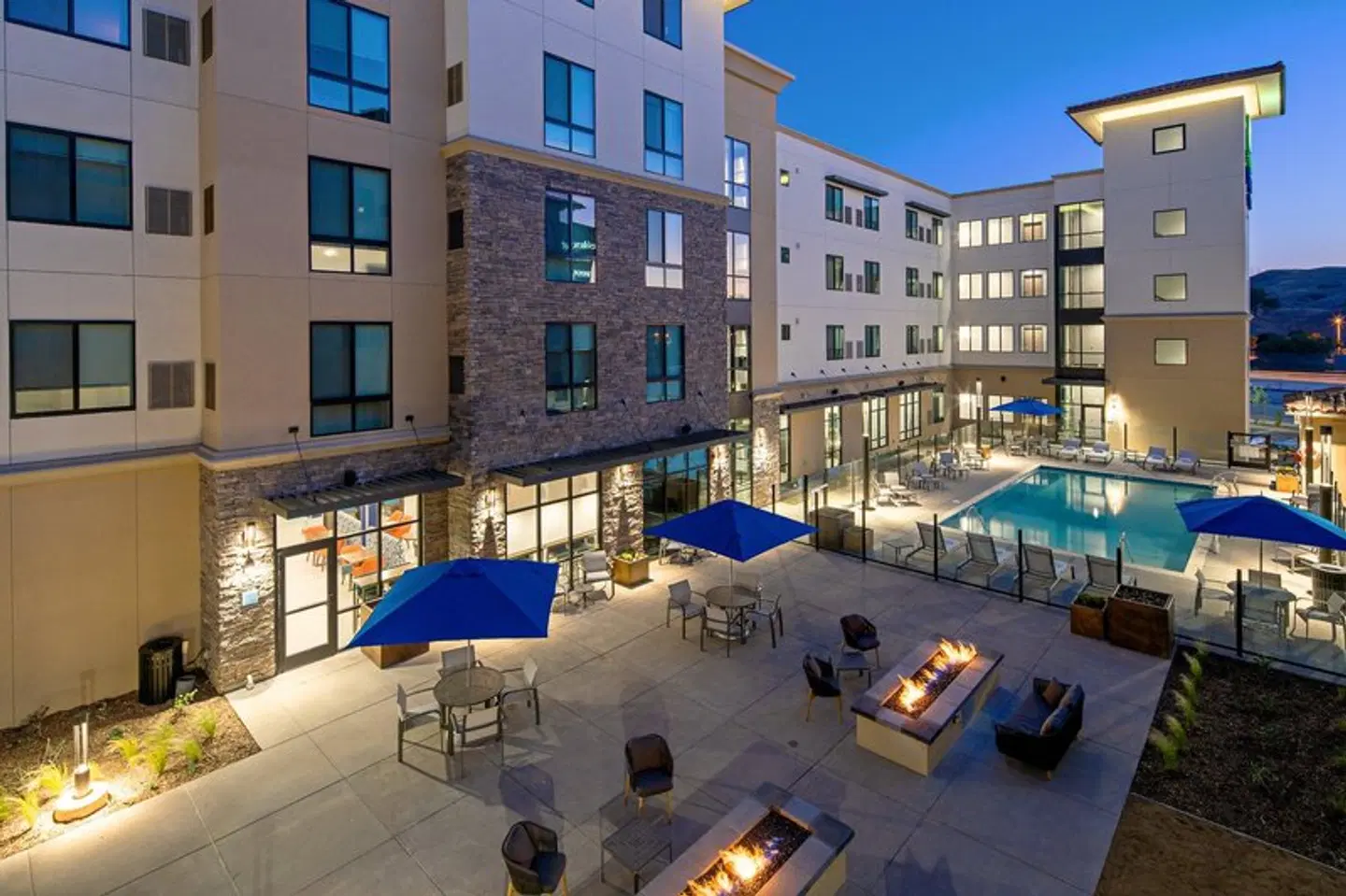 Holiday Inn Express & Suites Valencia - Santa Clarita by IHG OUTDOOR_POOL