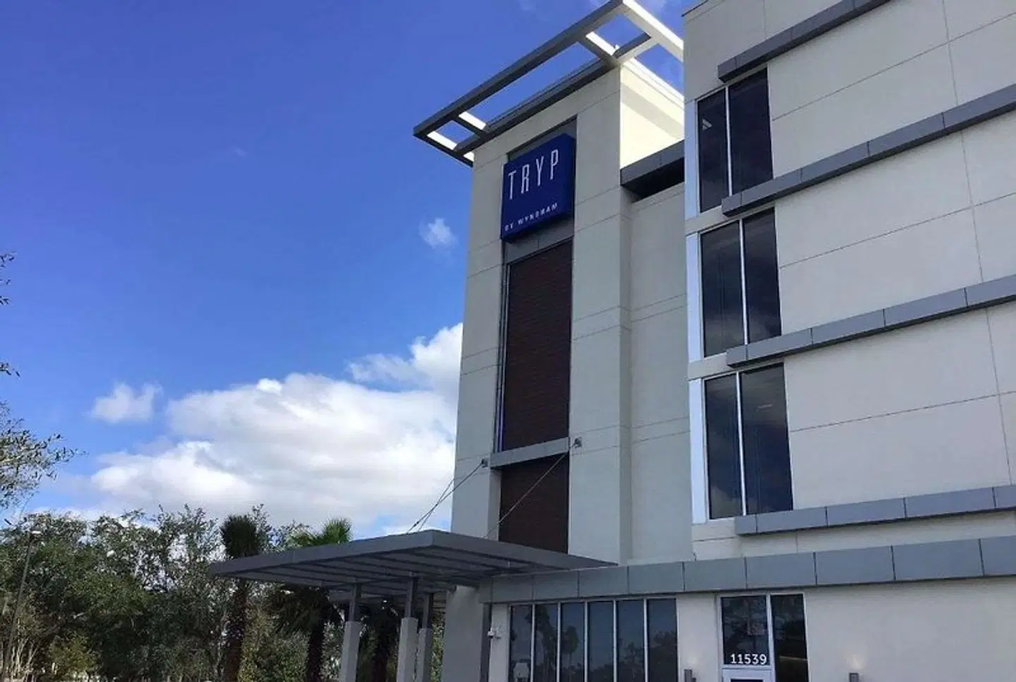 TRYP by Wyndham Orlando EXTERIOR