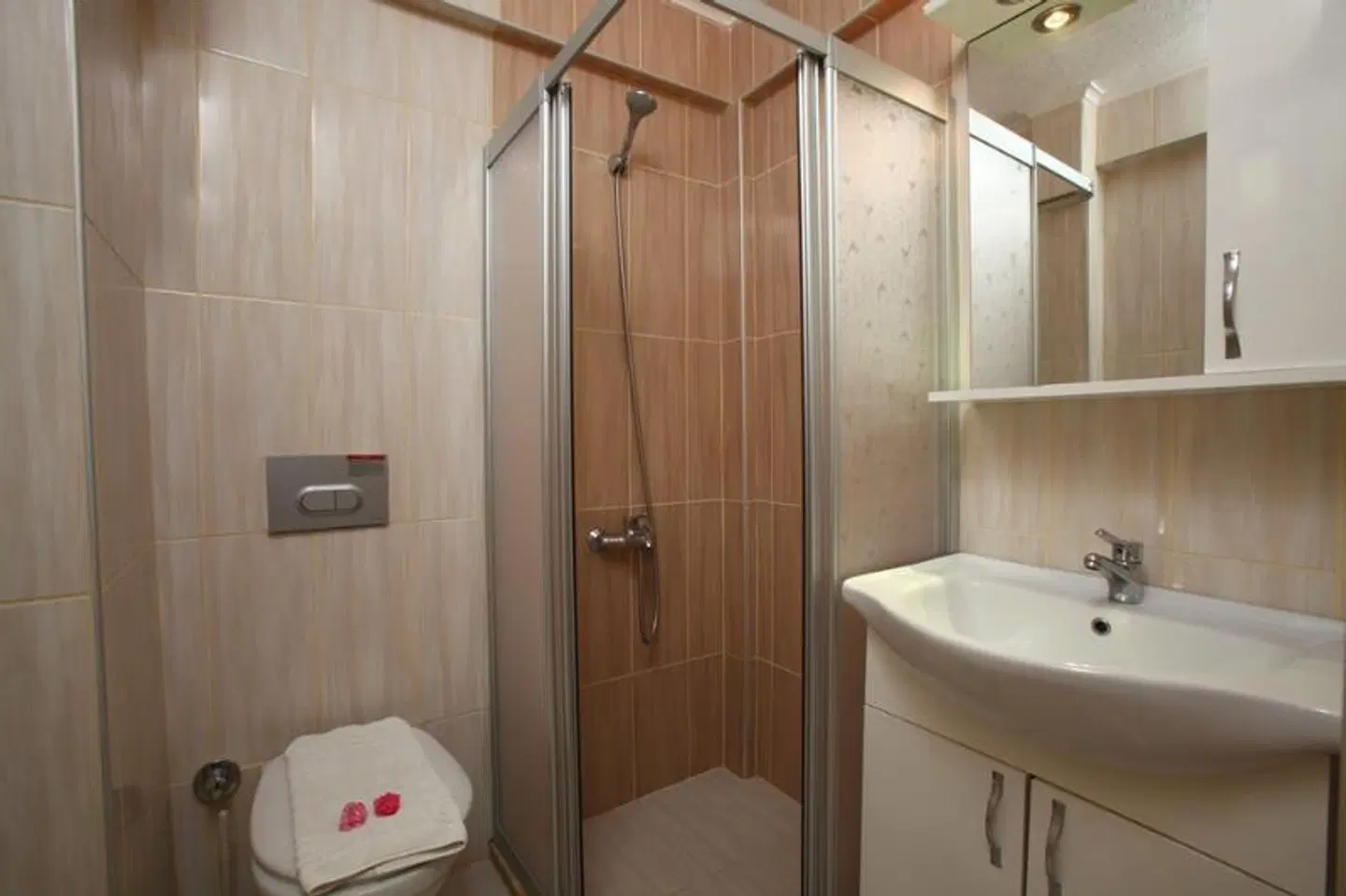 Summer Garden Suites and Beach Hotel Badezimmer