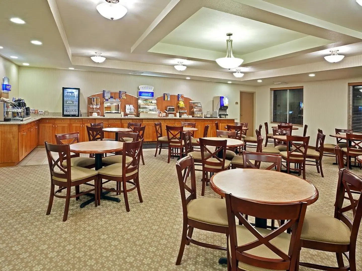 Holiday Inn Express & Suites Lacey - Olympia by IHG Restaurant