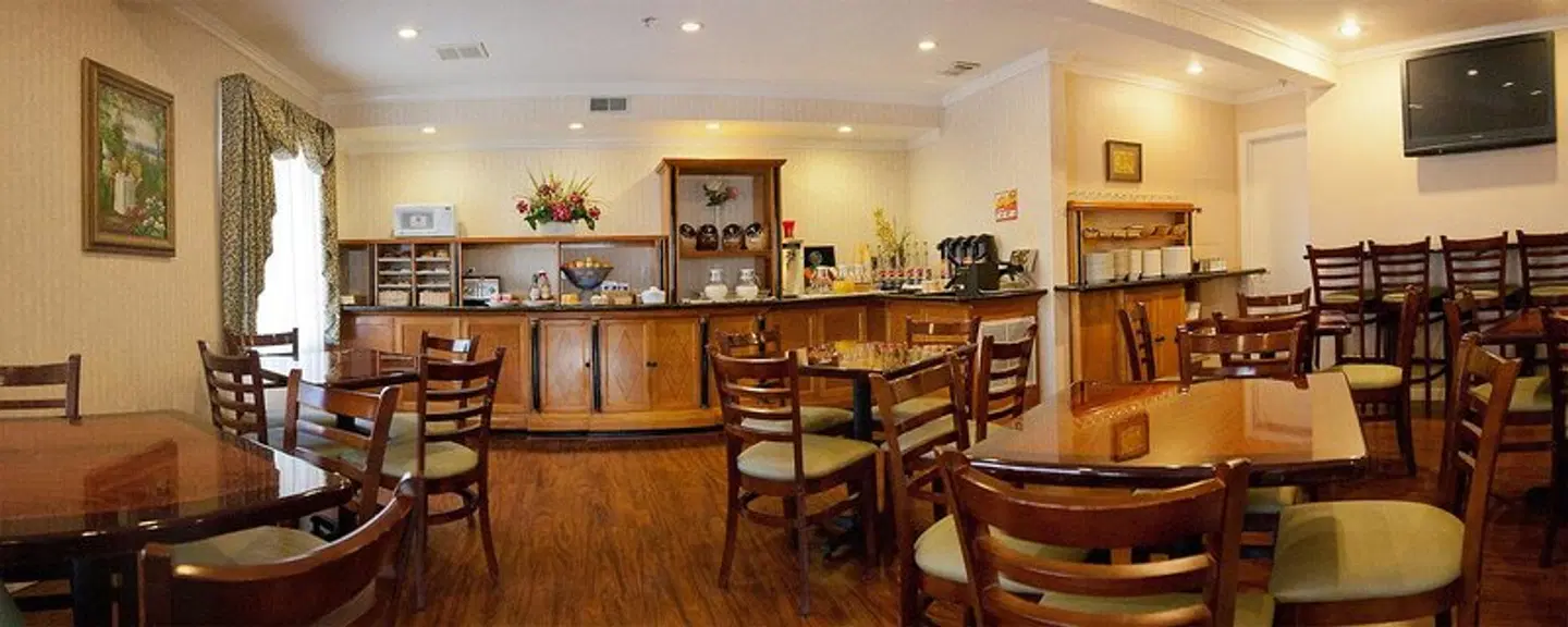 Millwood Inn & Suites Bar