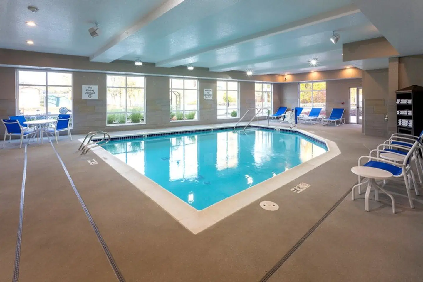Holiday Inn Express & Suites Seattle South - Tukwila by IHG Hallenbad