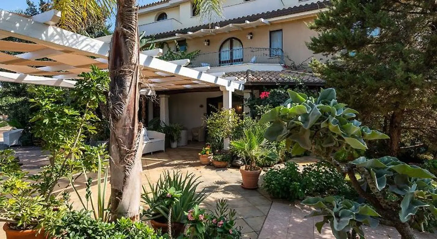 Raffael EXTERIOR