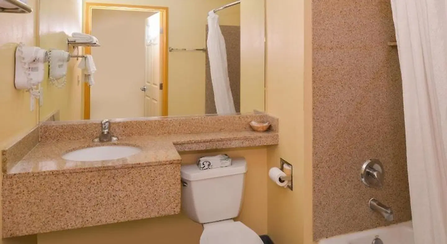 H3 Inn & Suites Badezimmer