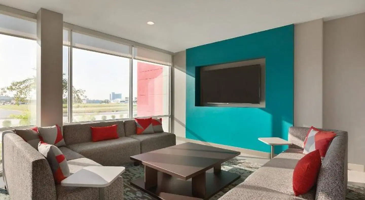 avid hotel Orlando International Airport by IHG Hallenbad