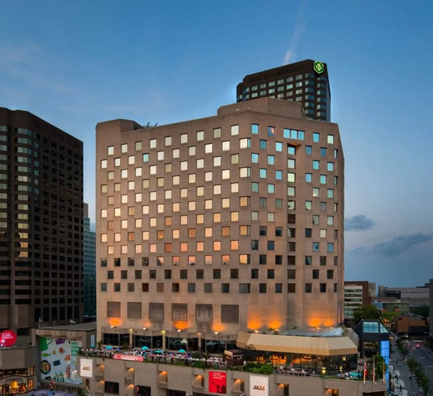 DoubleTree by Hilton Montreal EXTERIOR
