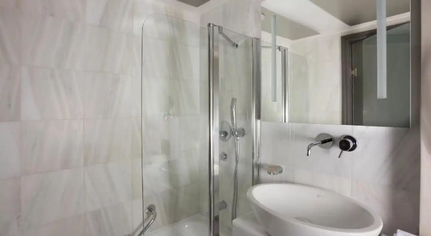 Golden Age Hotel Badezimmer