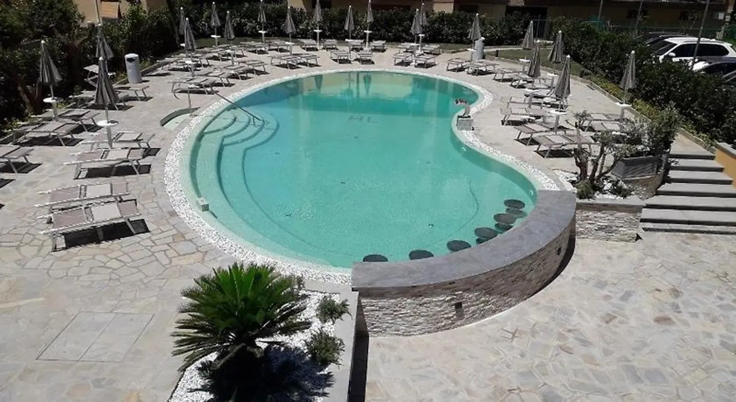 Leone OUTDOOR_POOL