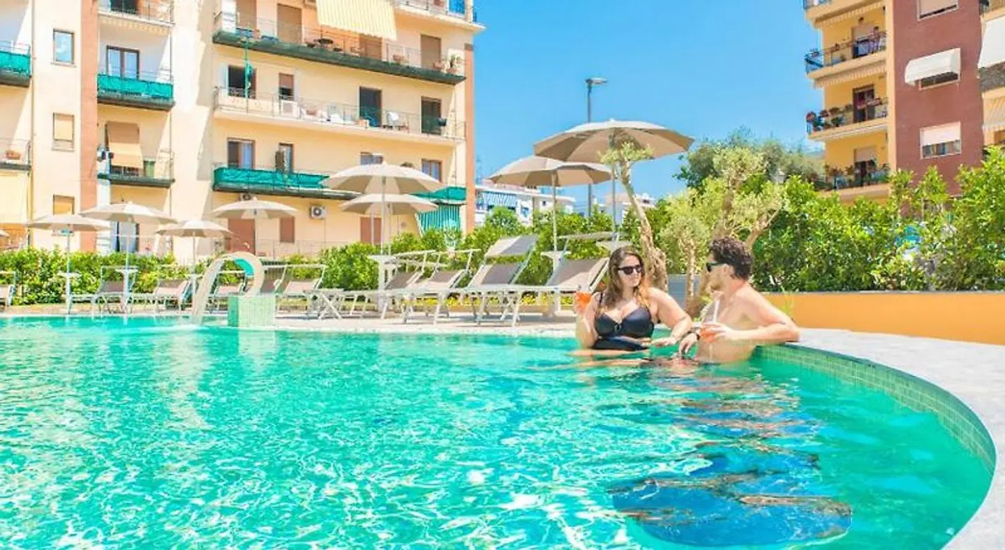 Leone OUTDOOR_POOL