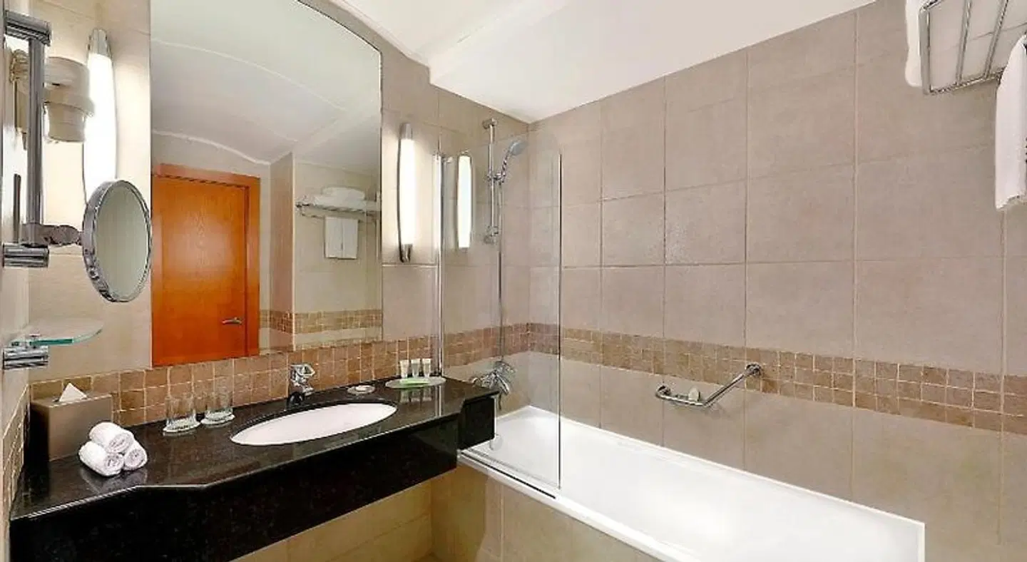 Copthorne Lakeview Executive Apartments Dubai, Green Community Badezimmer