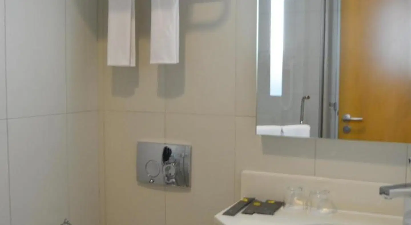 ibis Abu Dhabi Gate Badezimmer