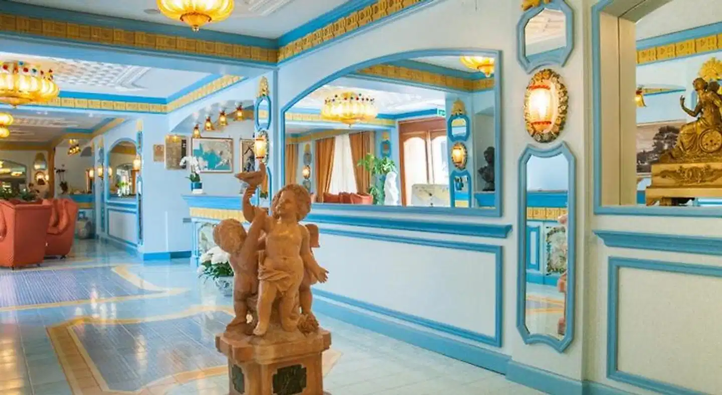 Eliseo Park's Lobby