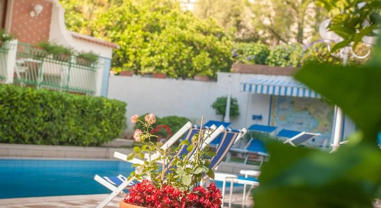 Eliseo Park's OUTDOOR_POOL