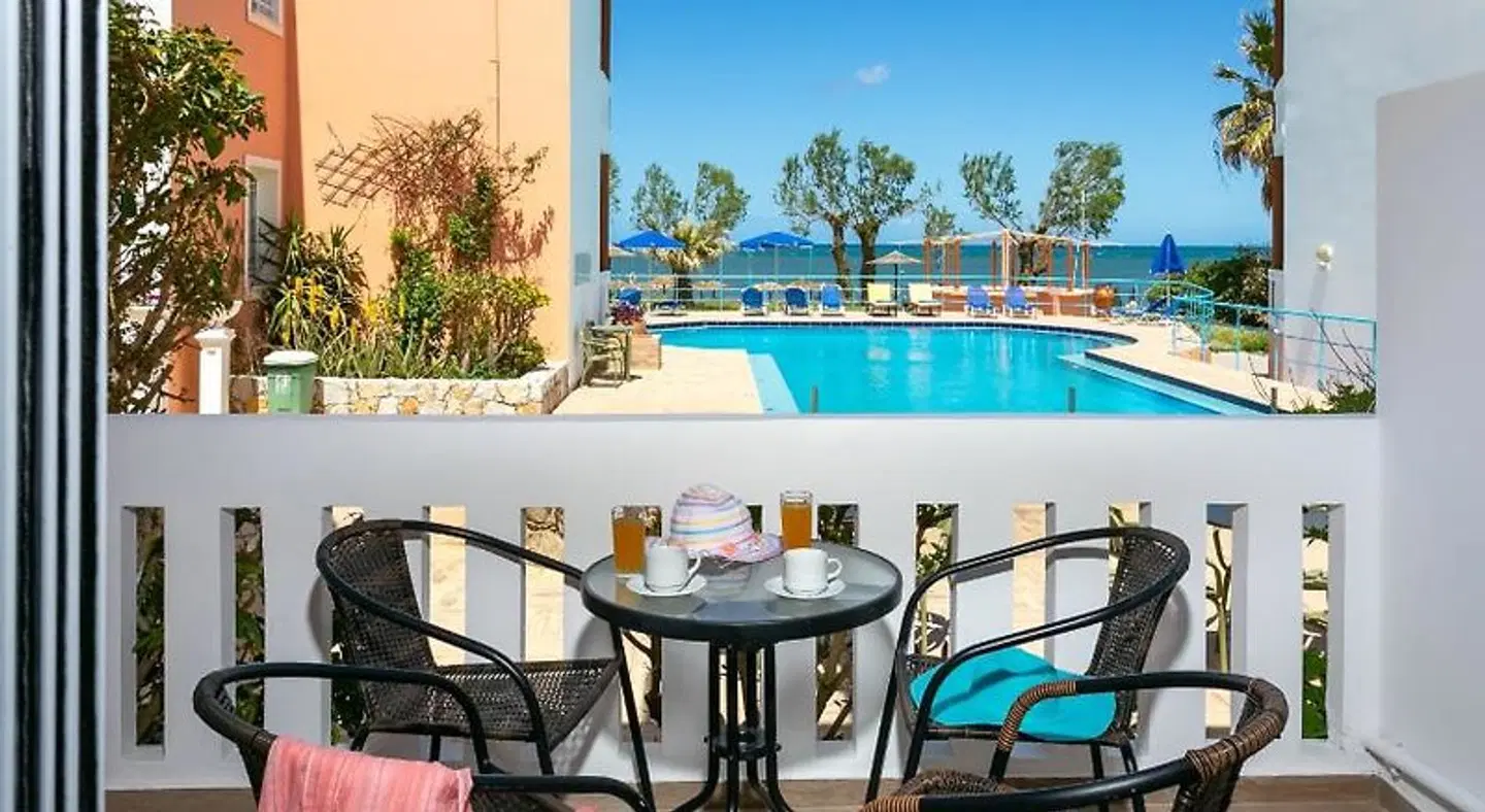 Eden Beach Hotel Terrasse