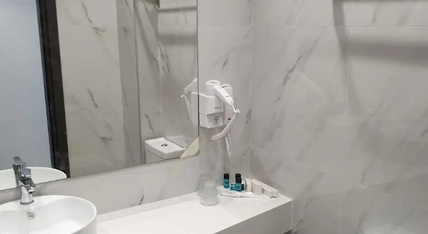 Boss Boutique Athens Badezimmer