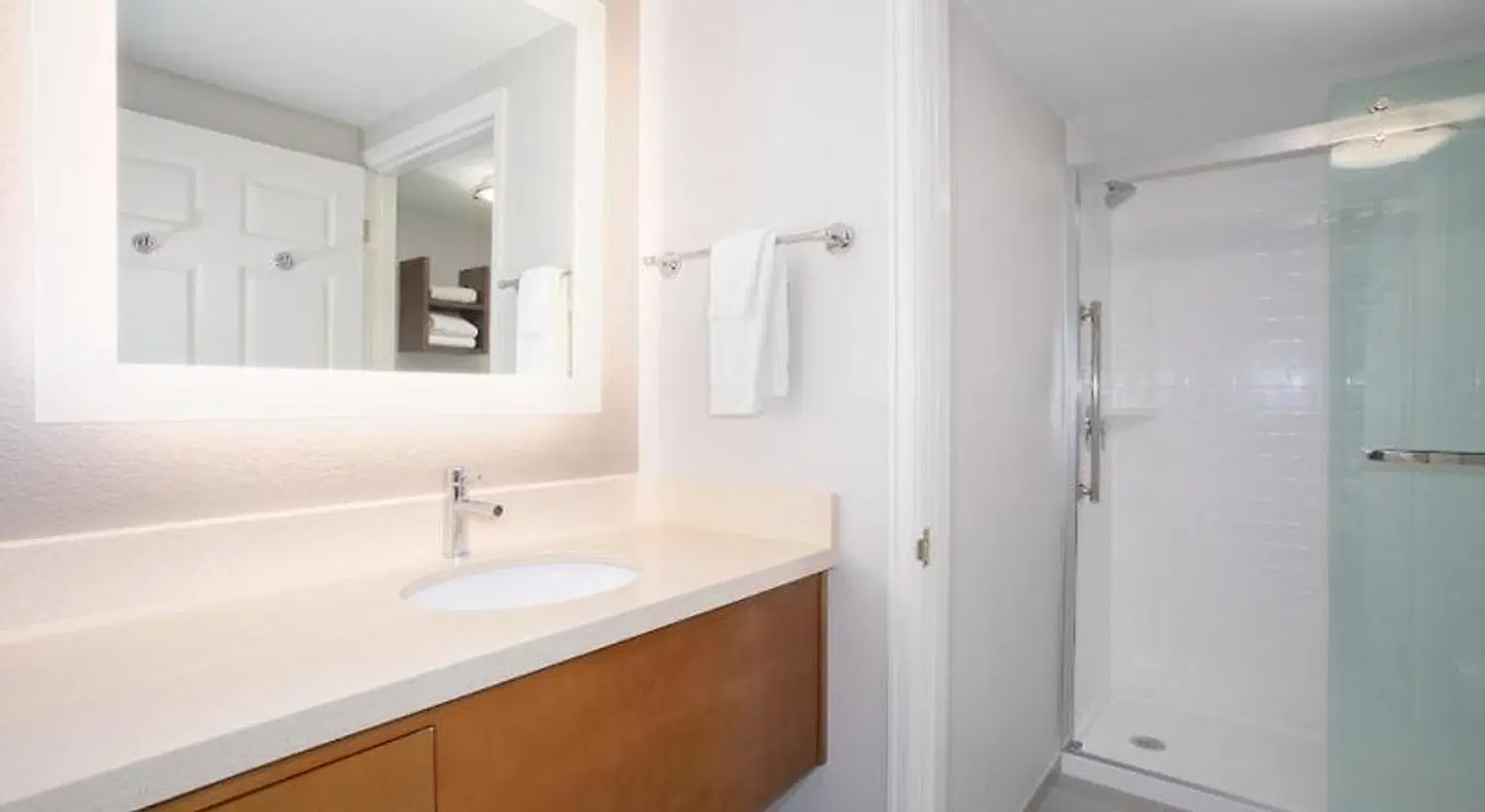 Staybridge Suites Denver International Airport by IHG Badezimmer