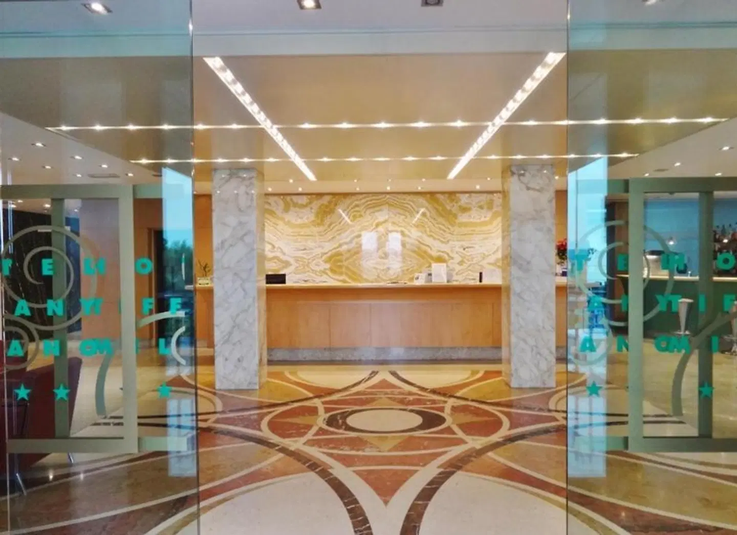 Tiffany Milano LOUNGE_LOBBY