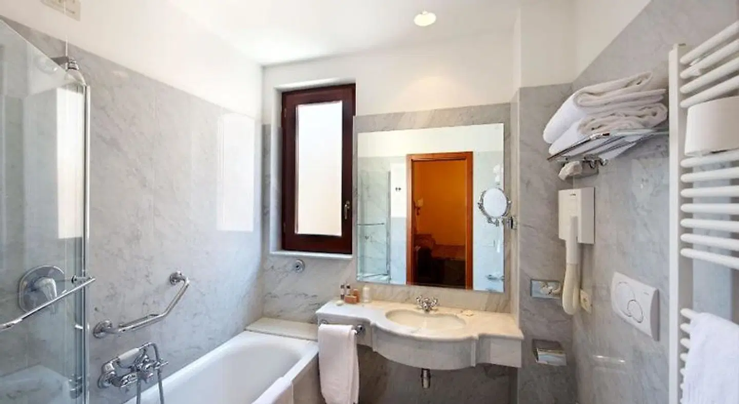 Palazzo Guardati Badezimmer