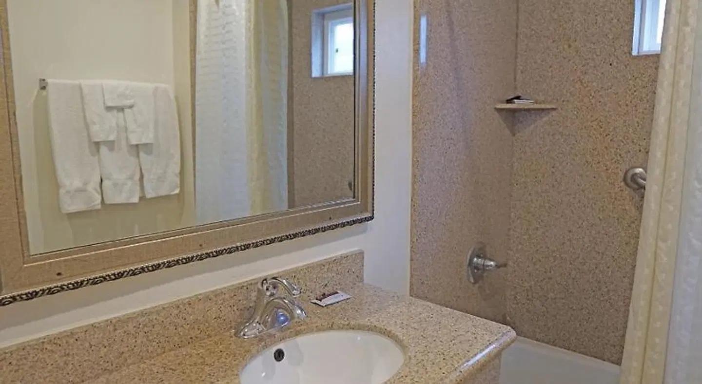 Redondo Inn and Suites Badezimmer