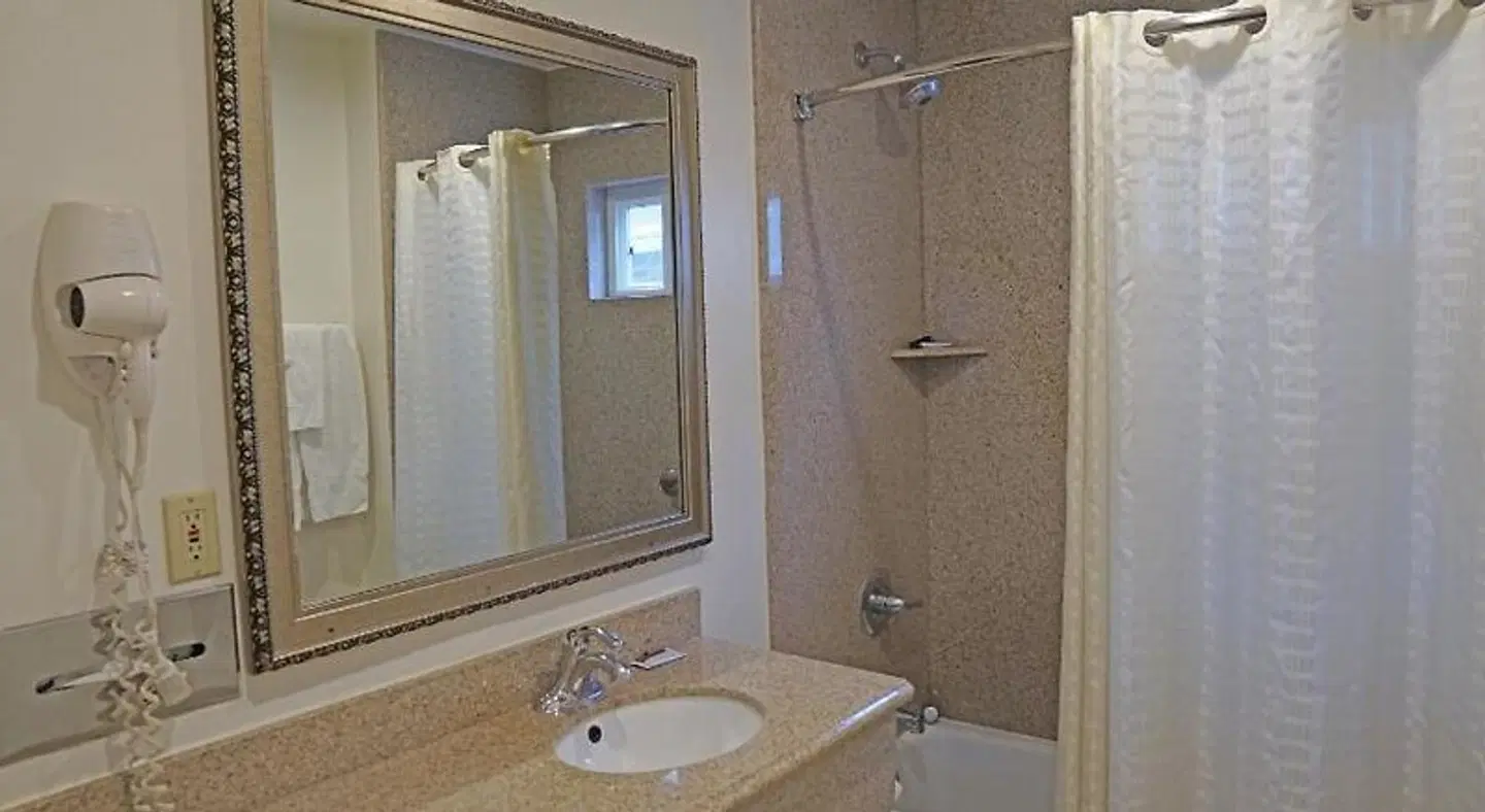 Redondo Inn and Suites Badezimmer