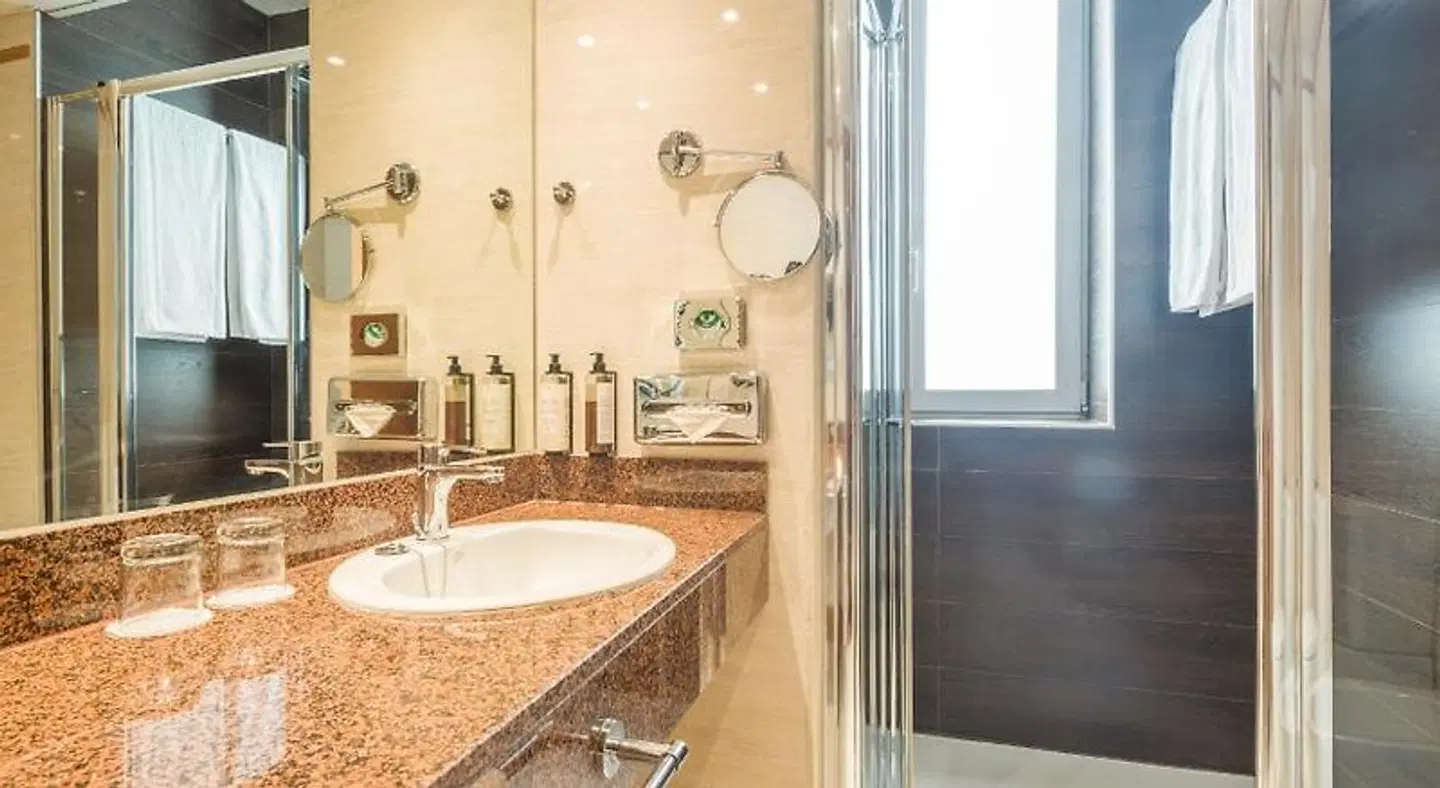 Hotel ILUNION Les Corts Spa Badezimmer