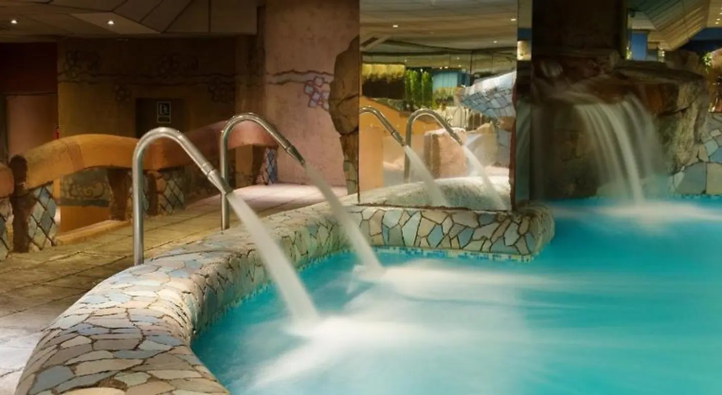 Hotel ILUNION Les Corts Spa Hallenbad