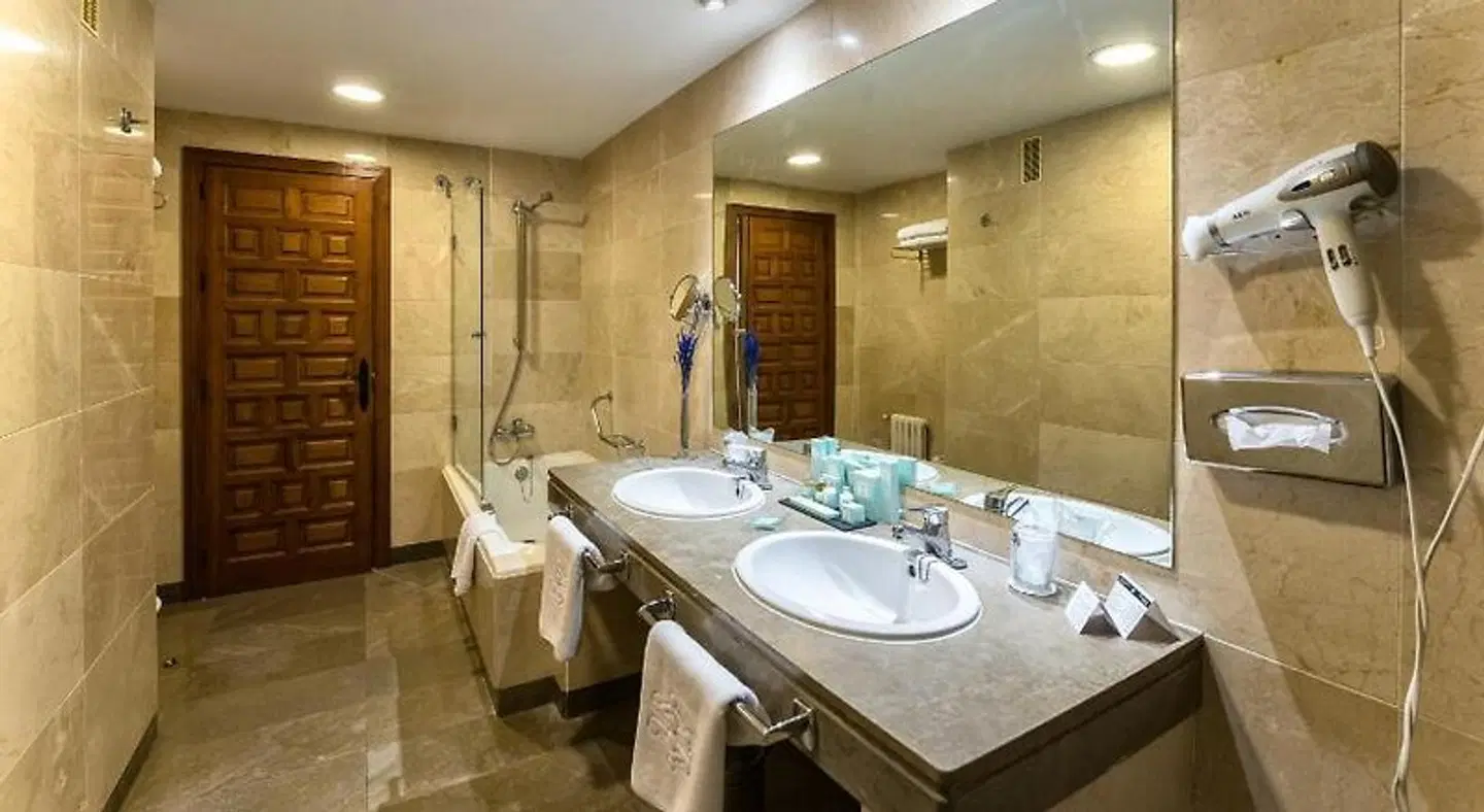 Parador de Málaga Gibralfaro Badezimmer