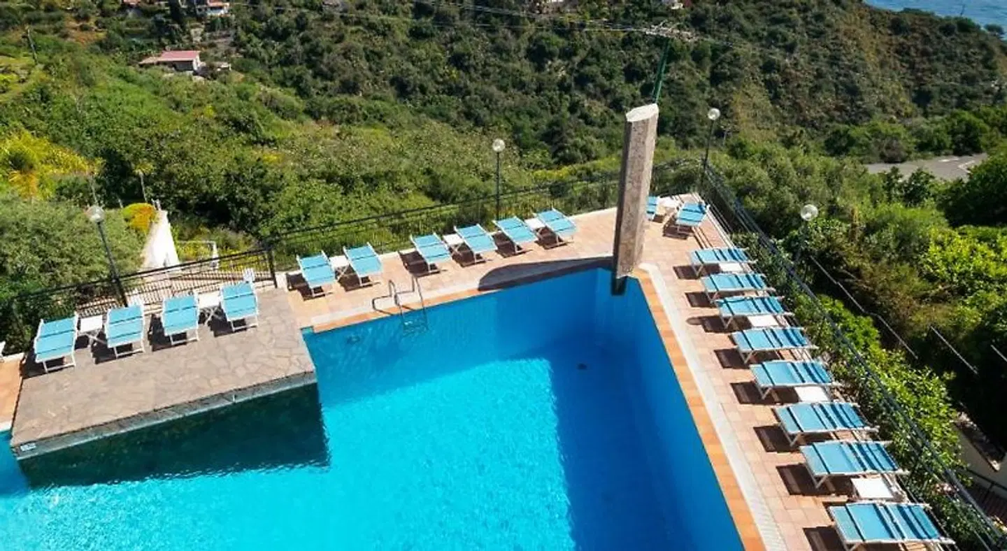 Sirius OUTDOOR_POOL