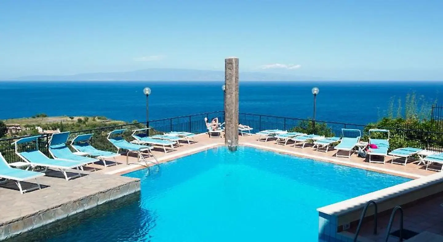 Sirius OUTDOOR_POOL