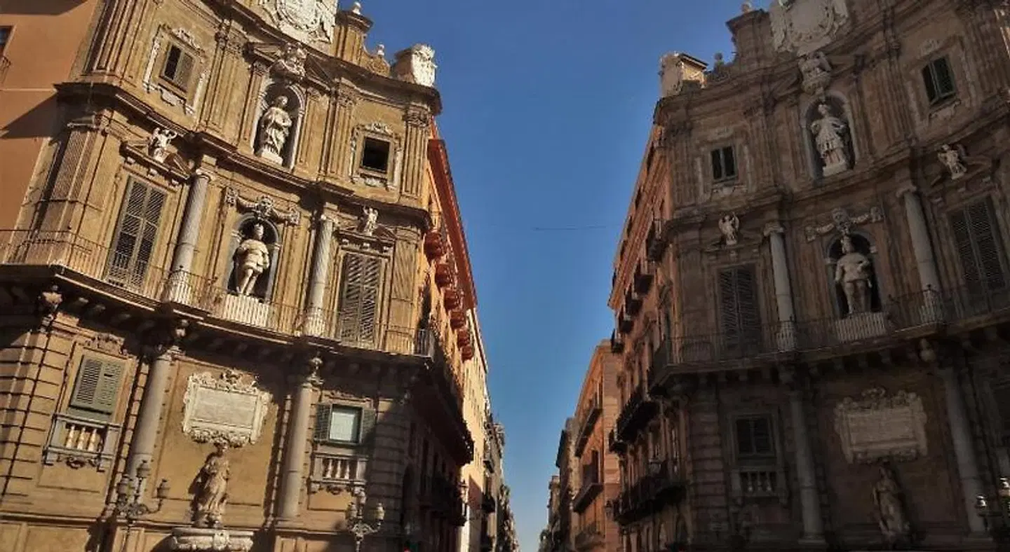 I vicini della cattedrale EXTERIOR