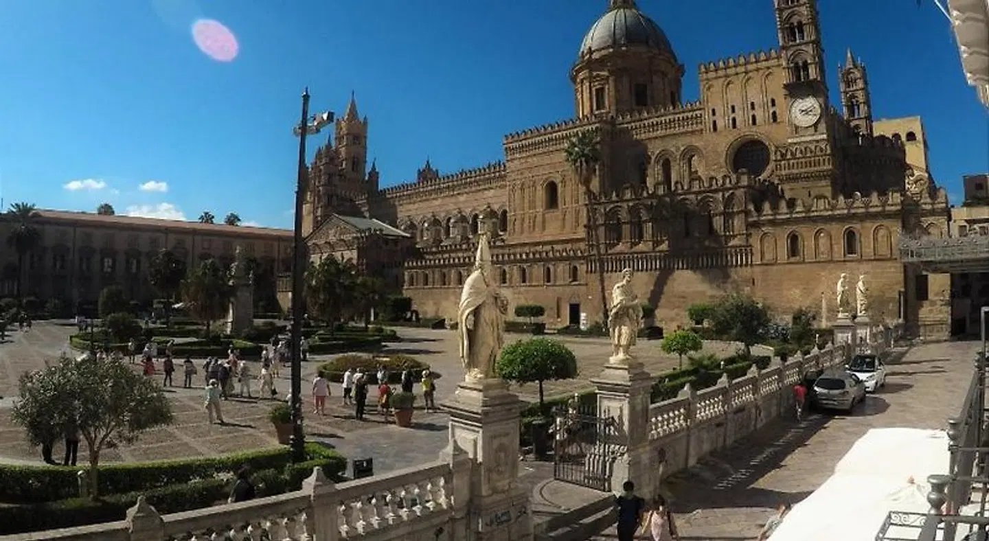 I vicini della cattedrale EXTERIOR