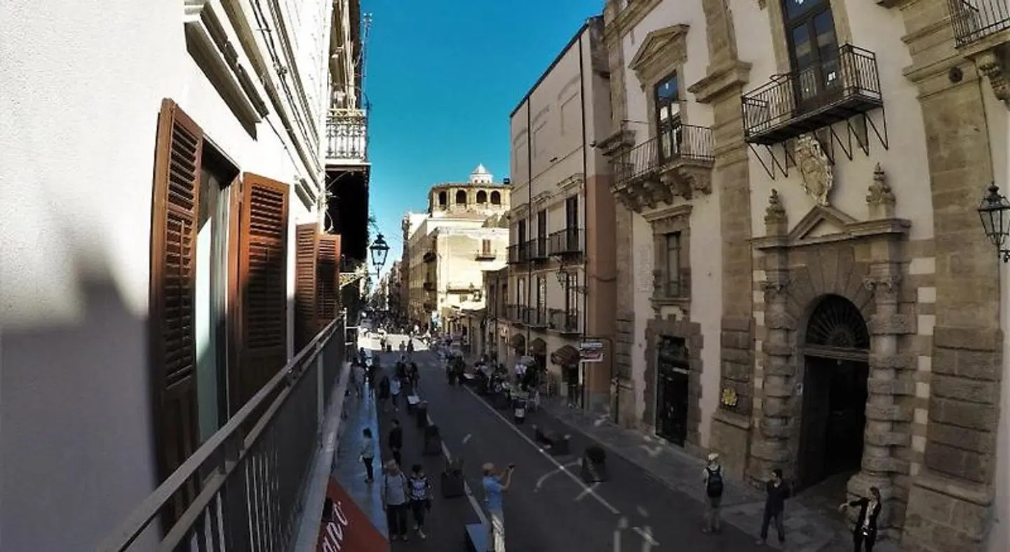 I vicini della cattedrale EXTERIOR