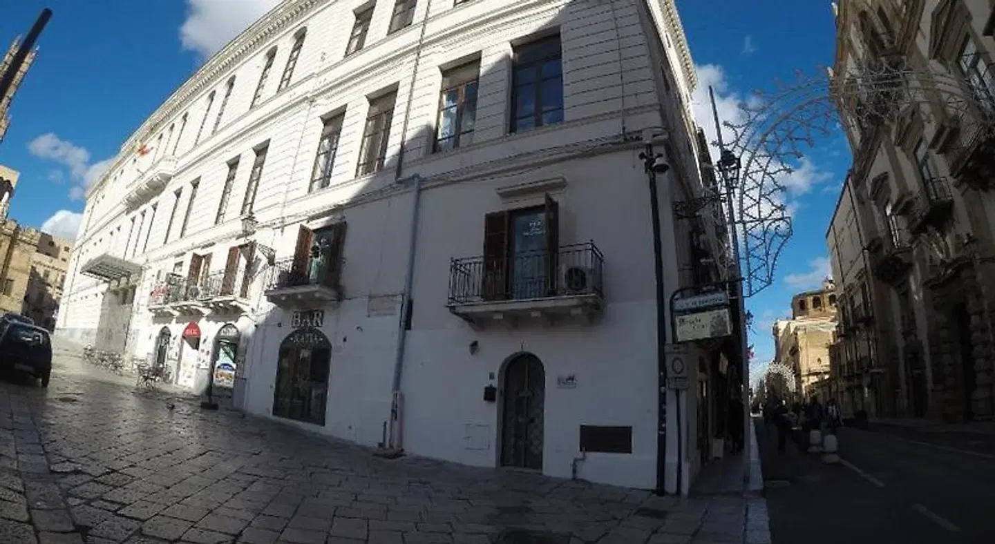 I vicini della cattedrale EXTERIOR