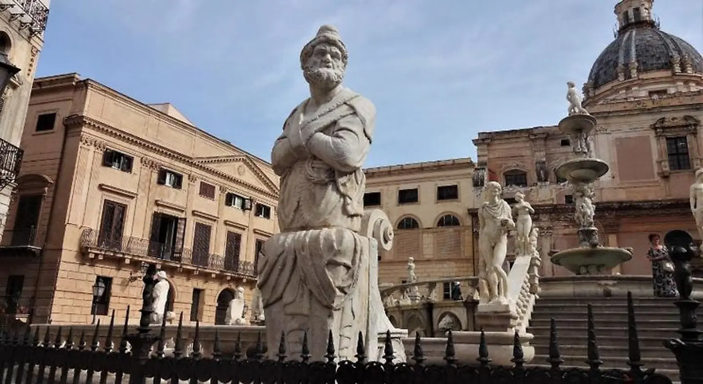 I vicini della cattedrale EXTERIOR