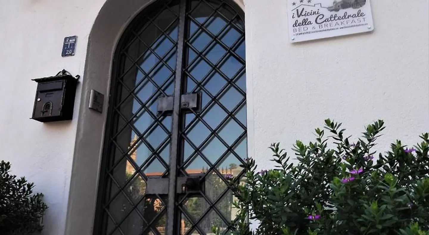 I vicini della cattedrale EXTERIOR