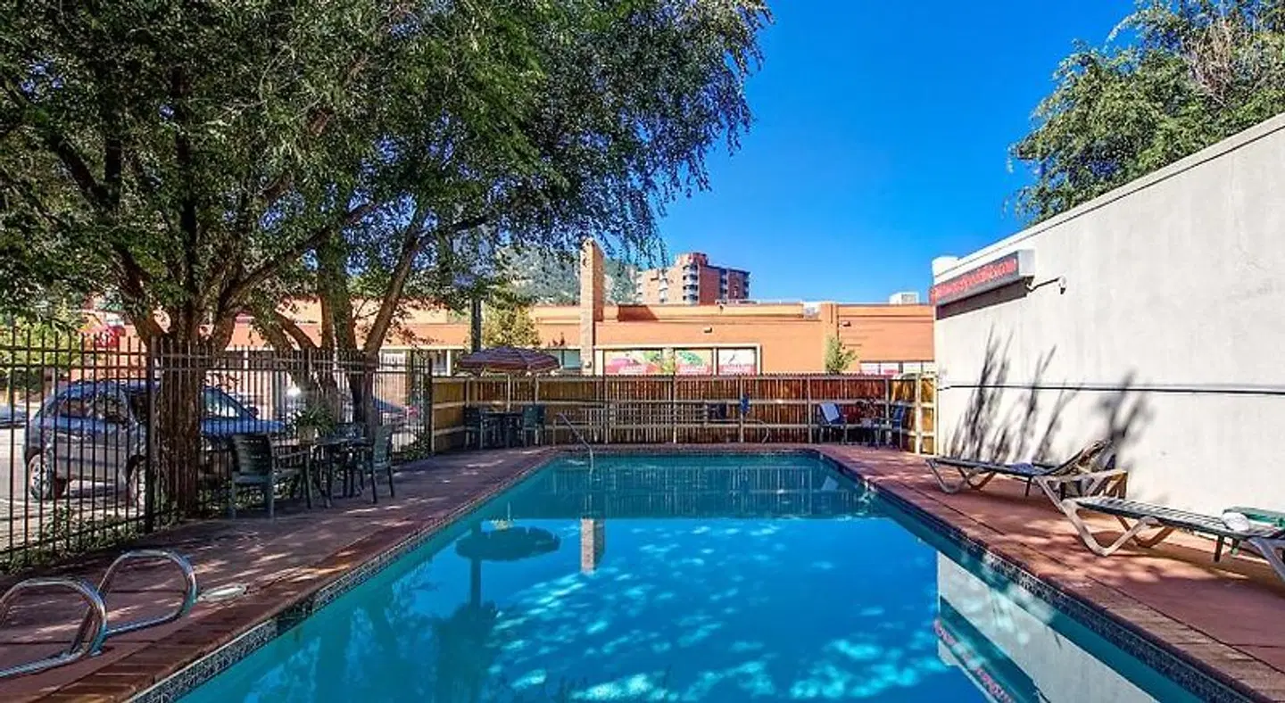 Boulder University Inn OUTDOOR_POOL