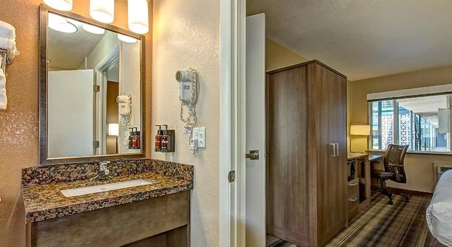 Boulder University Inn Badezimmer