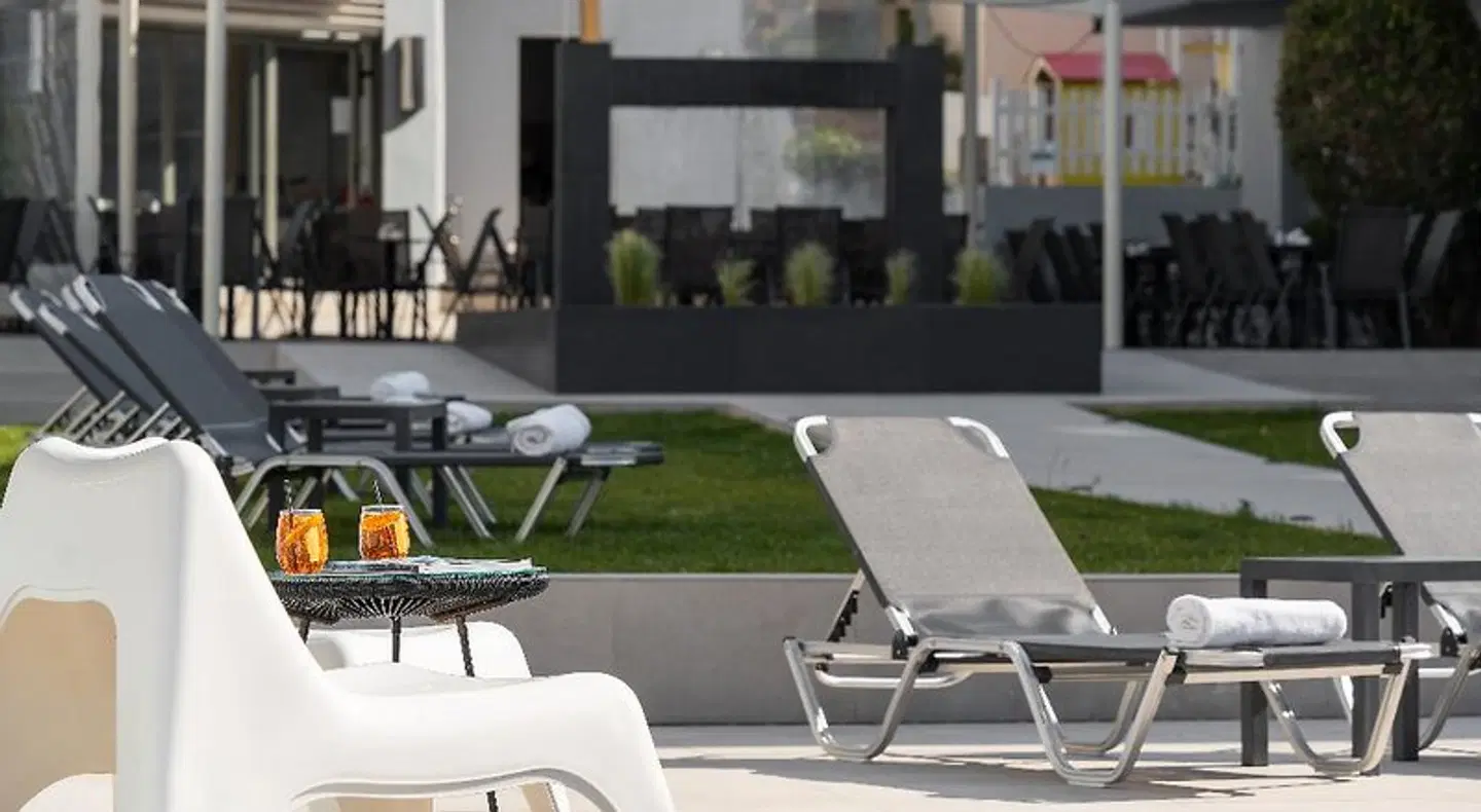 Sunrise Village Hotel Terrasse