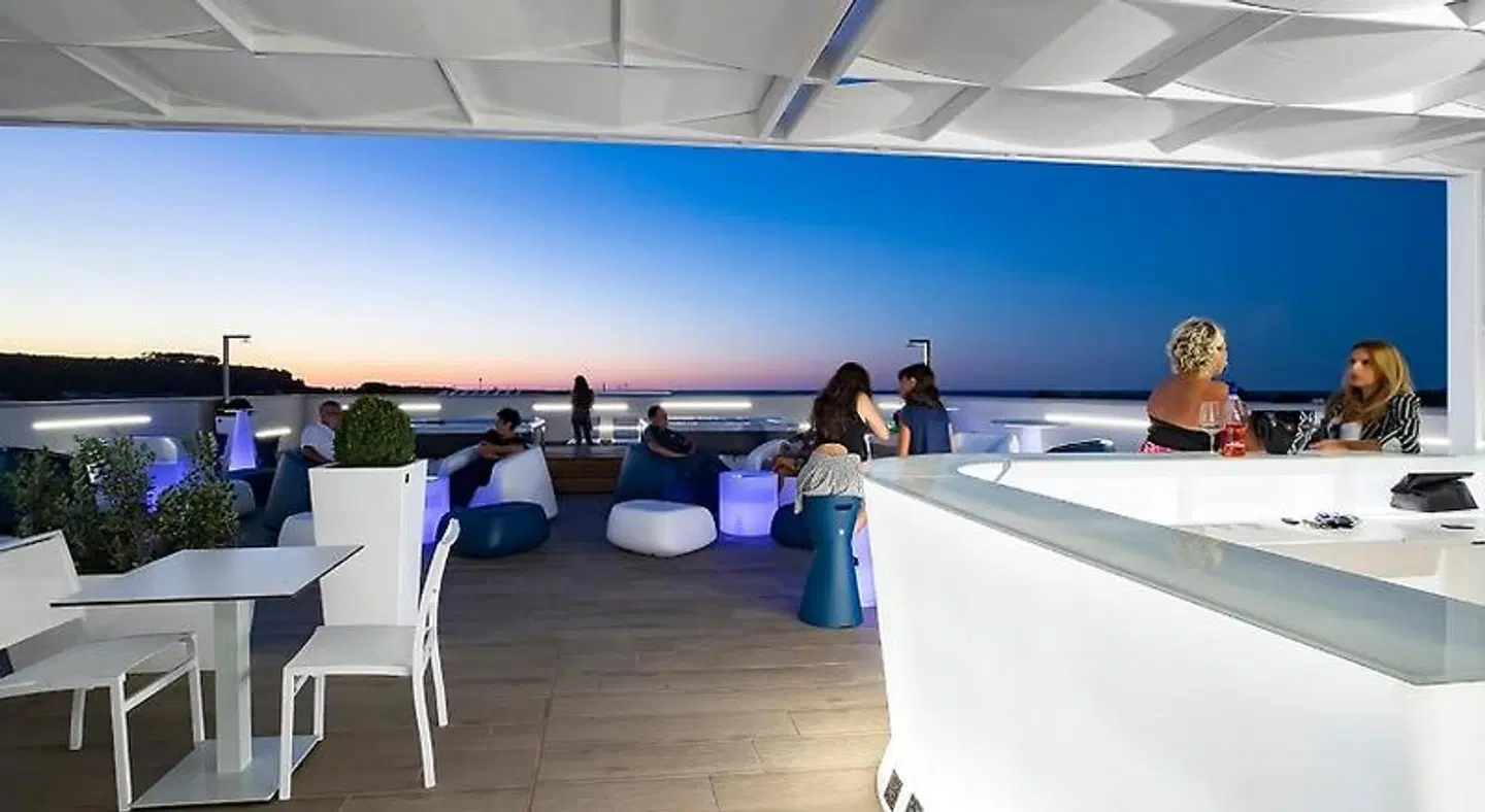 Hotel Sundeck Restaurant