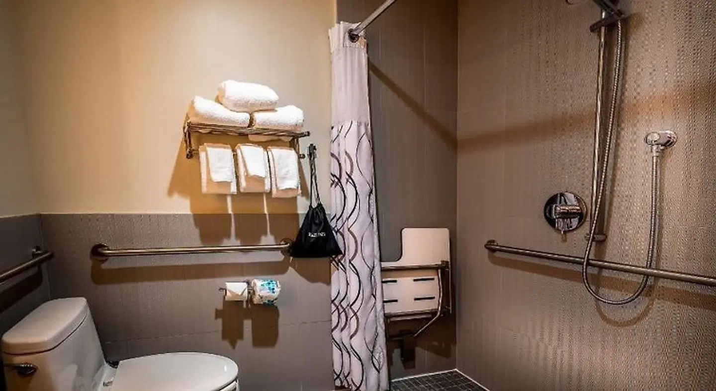 La Quinta Inn & Suites by Wyndham Manhattan Midtown Badezimmer