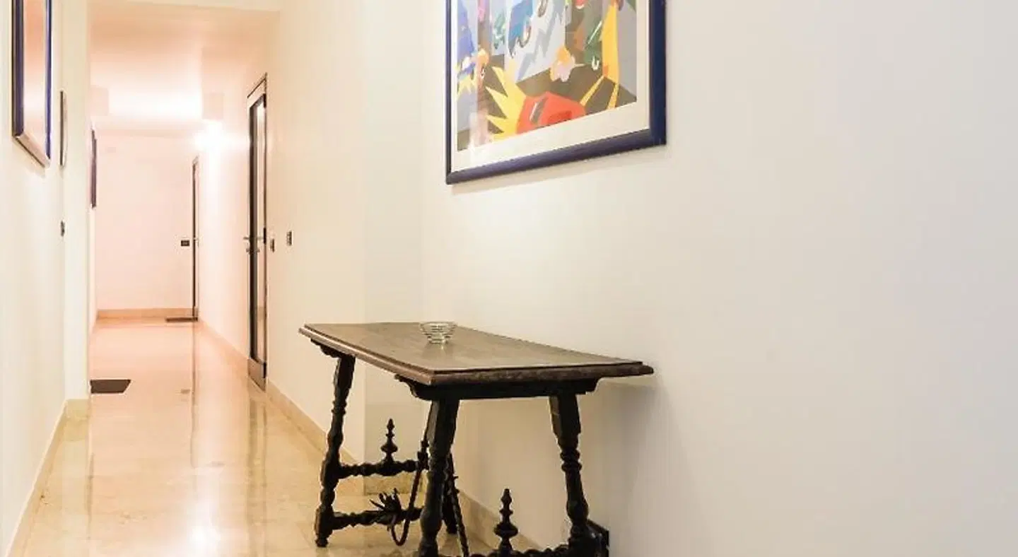 Suite in Center ROOM_EXAMPLE