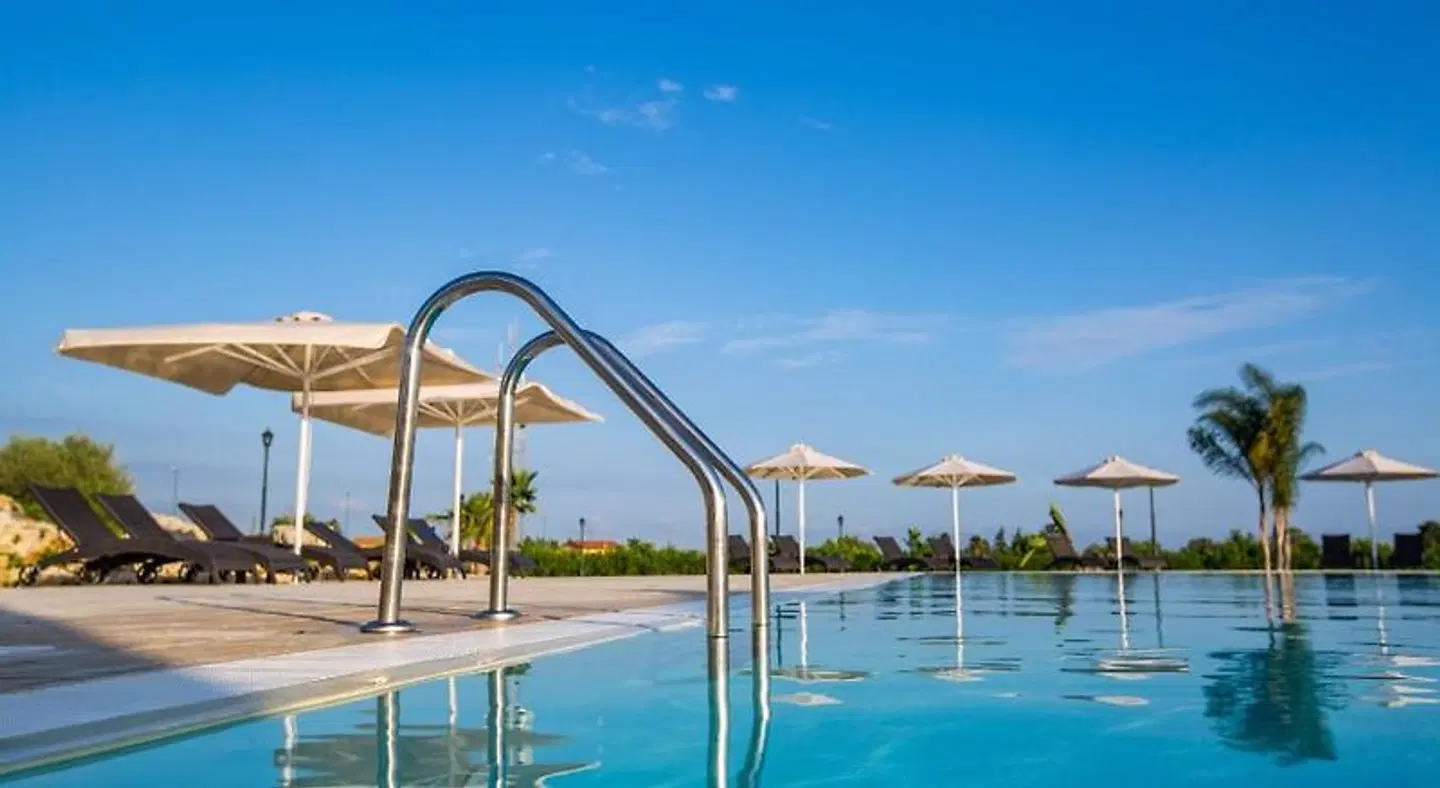 Casal Sikelio OUTDOOR_POOL
