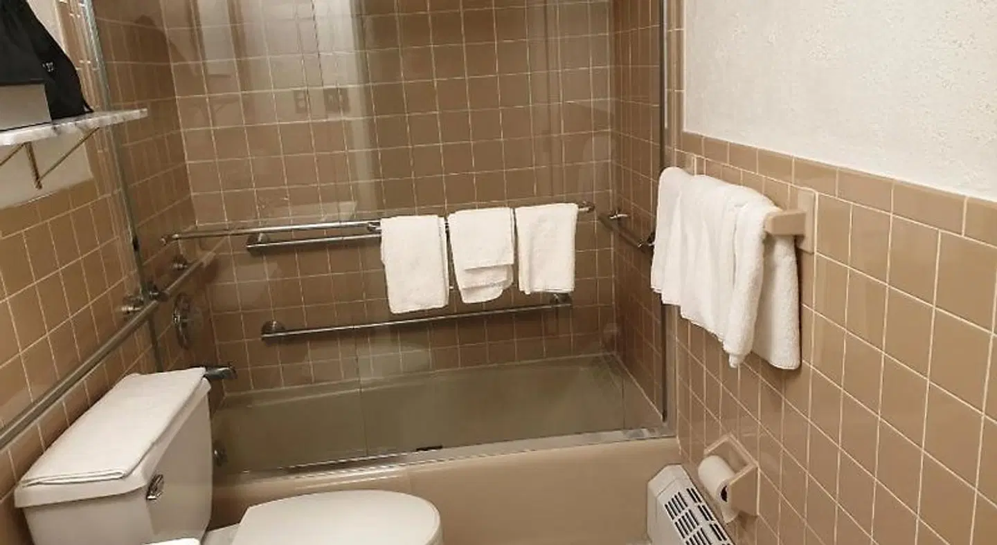 The Holland Hotel Badezimmer