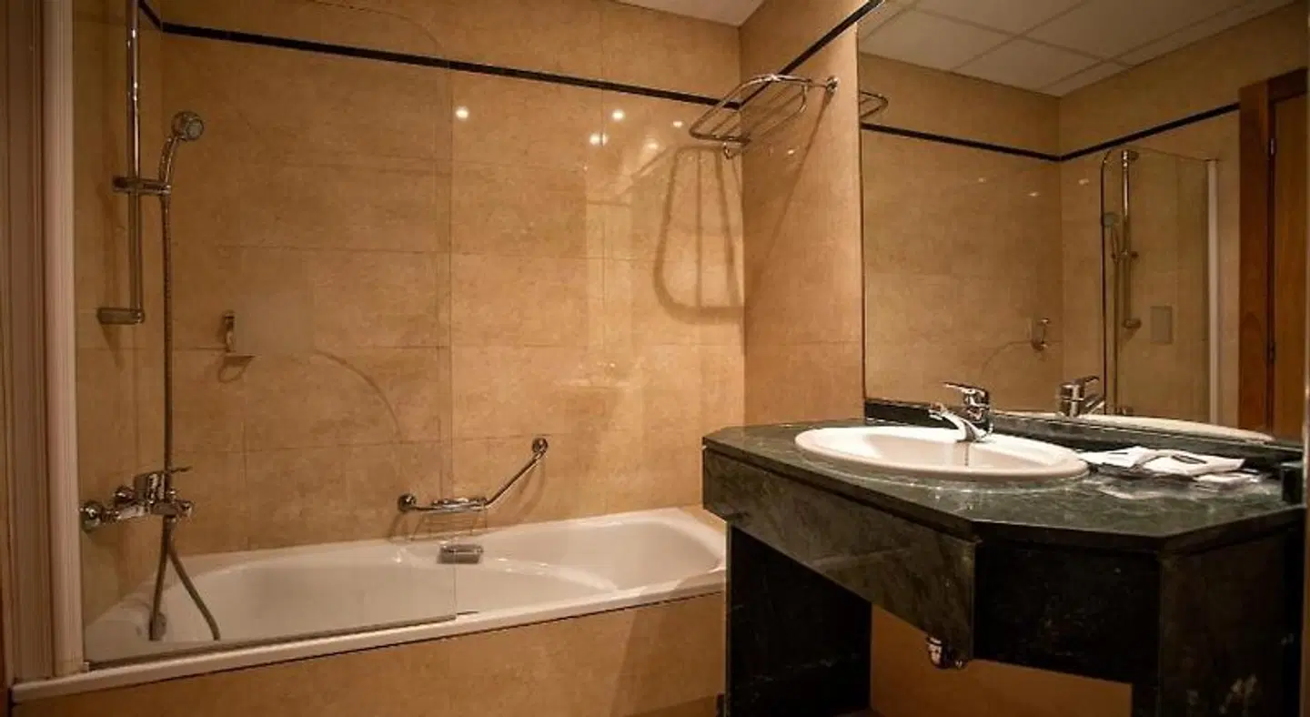 Hotel Vértice Indalo Almería Badezimmer