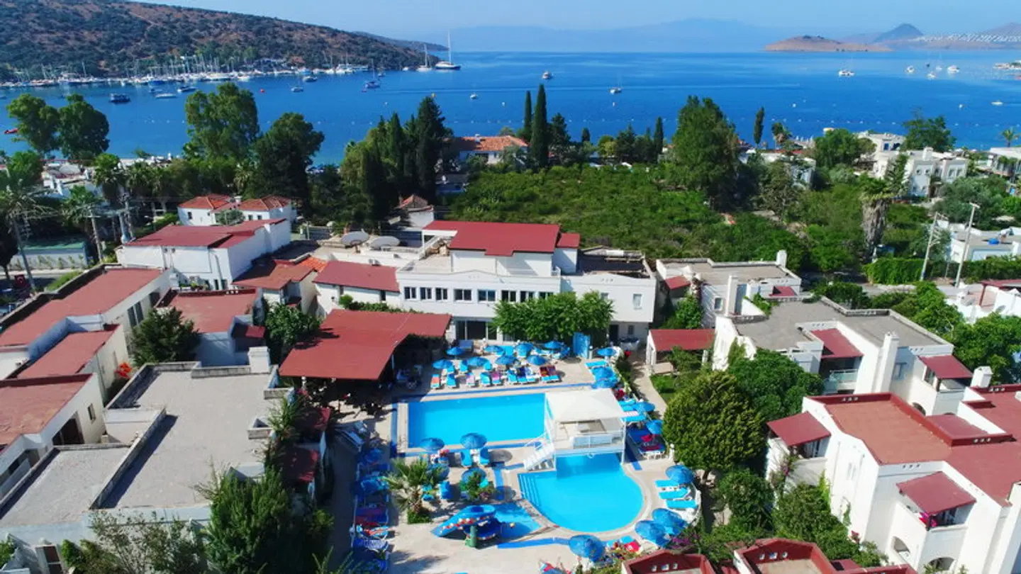 Summer Garden Suites and Beach Hotel OUTDOOR_POOL