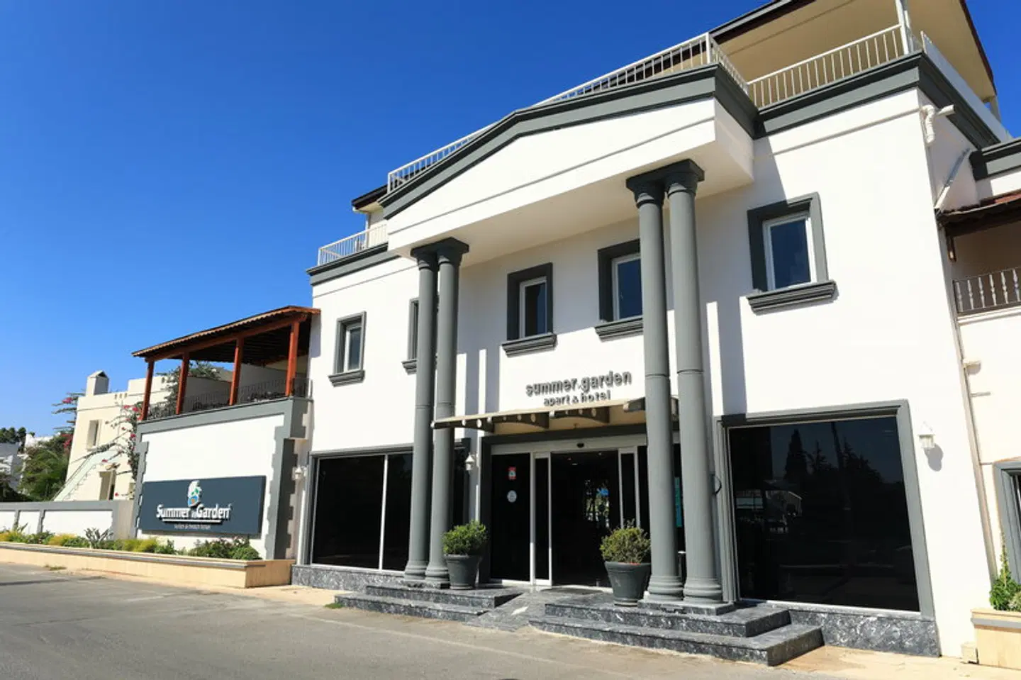 Summer Garden Suites and Beach Hotel EXTERIOR