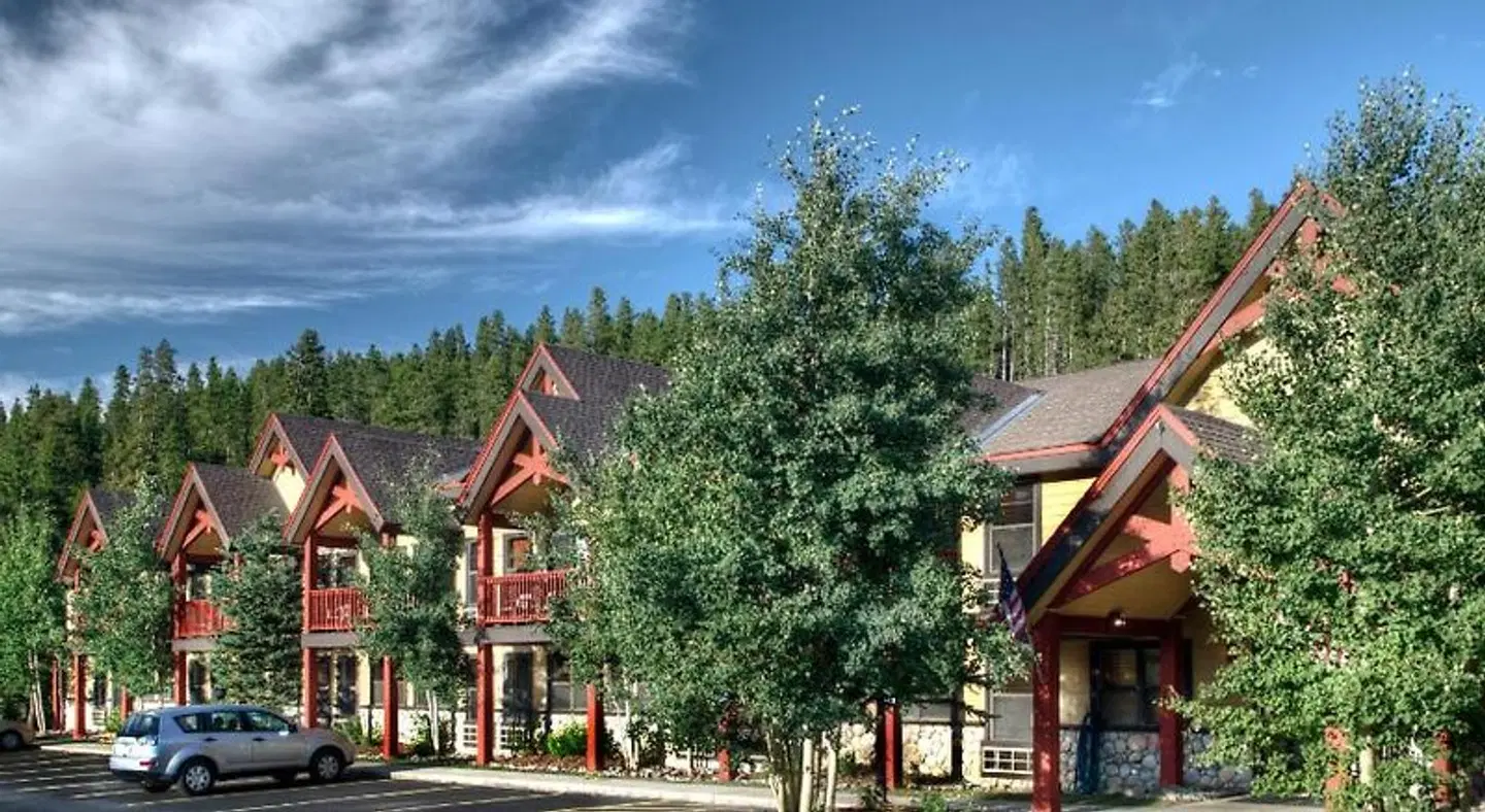 Breck Inn EXTERIOR