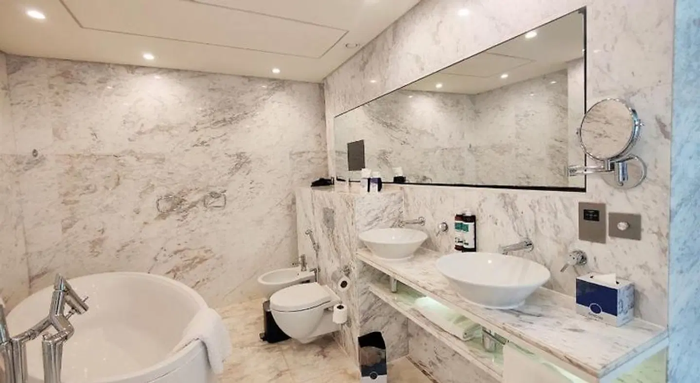 Media One Hotel Badezimmer