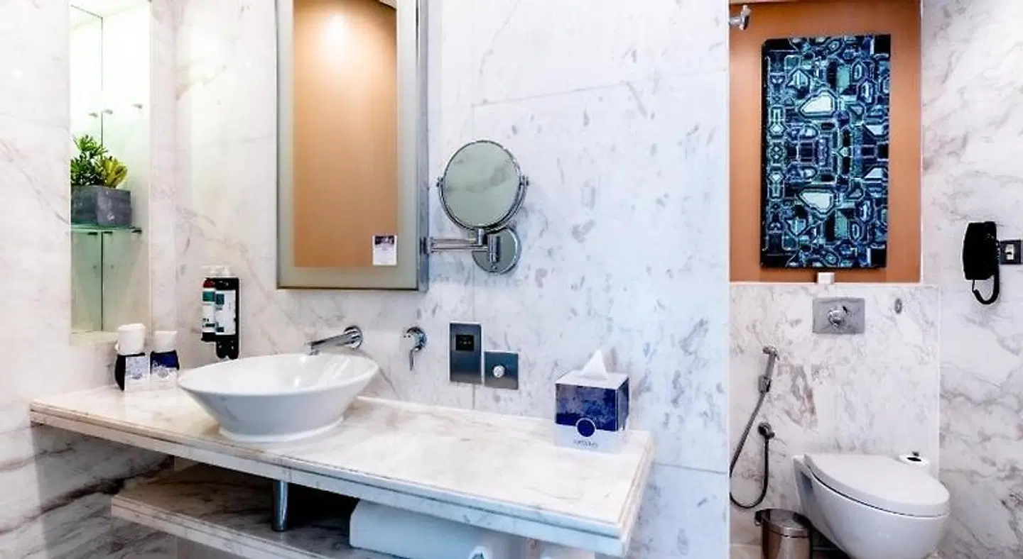 Media One Hotel Badezimmer